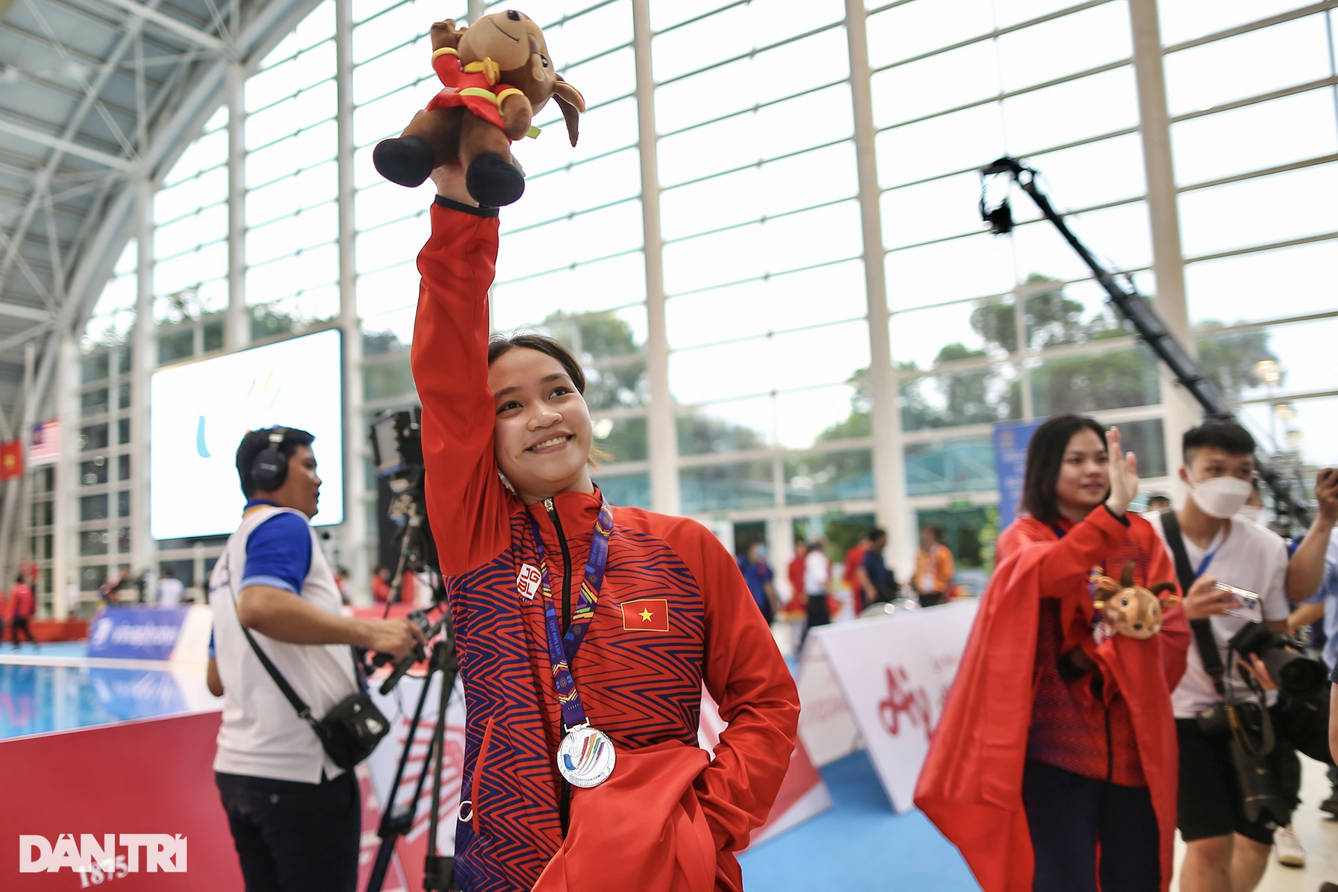 Khoảnh khắc VĐV Phương Mai òa khóc sau khi giành HCB môn nhảy cầu - 11 Khoảnh khắc VĐV Phương Mai òa khóc sau khi giành HCB môn nhảy cầu - 11