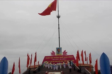 Long trọng lễ thượng cờ bên dòng sông giới tuyến