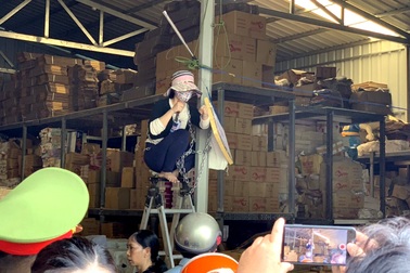 Một phụ nữ tự trói mình, cầm dao “cố thủ” bảo vệ công trình vi phạm