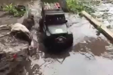 Ấn tượng với màn offroad của xe điều khiển từ xa