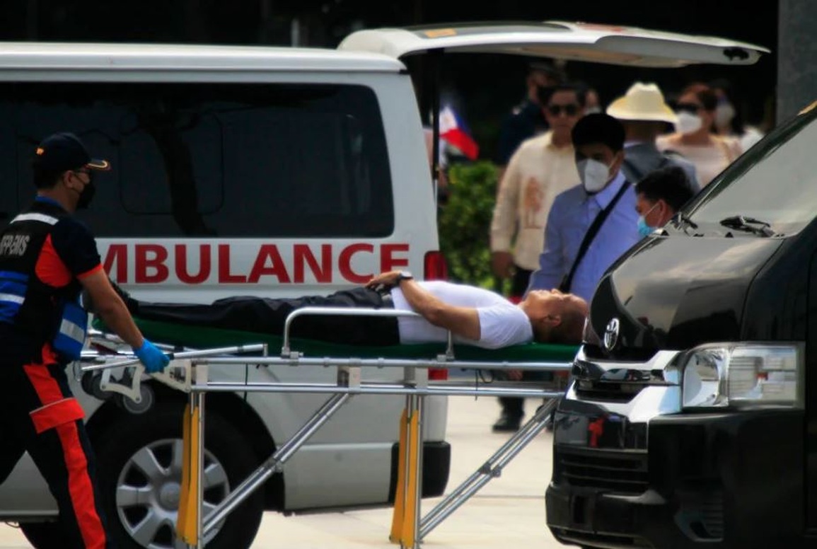 Bộ trưởng Quốc phòng Philippines ngất xỉu giữa sự kiện - 1 Bộ trưởng Quốc phòng Philippines ngất xỉu giữa sự kiện - 1