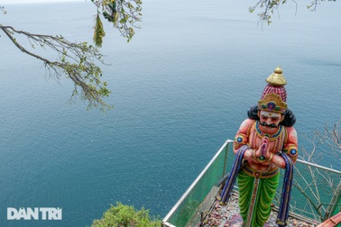 Ngôi đền "cầu con" ngàn năm tuổi, nằm cheo leo bên bờ Ấn Độ Dương