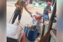 Cụ ông 87 tuổi bán vé số vét túi được 900.000 đồng để giải cứu bầy chim sáo