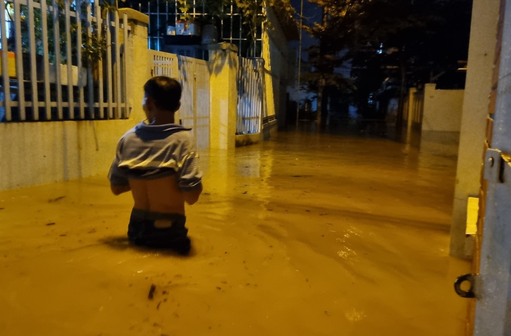 Nước xiết đổ về Nha Trang, người dân chạy lũ trong đêm - 2 Nước xiết đổ về Nha Trang, người dân chạy lũ trong đêm - 2