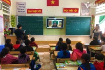 Học sinh Việt Nam học tiếng Anh như "cầu thủ học chơi bóng qua tivi"