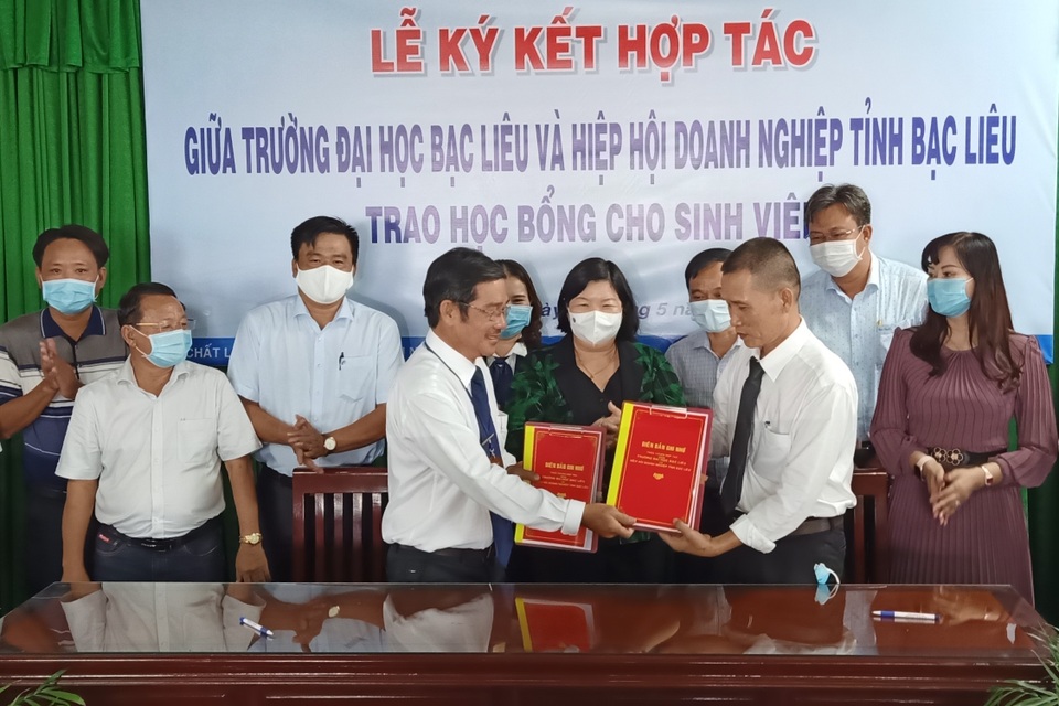 Trường đại học đào tạo phải gắn với doanh nghiệp để sinh viên có việc làm - 1 Trường đại học đào tạo phải gắn với doanh nghiệp để sinh viên có việc làm - 1