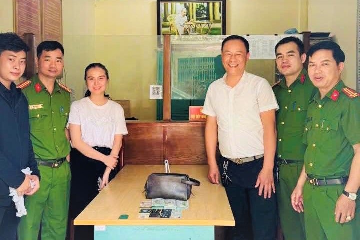 Người đàn ông Hà Nội đánh rơi 500 triệu đồng, vui mừng nhận lại ở Hòa Bình - 1