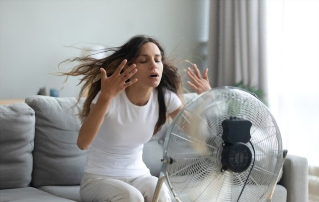 Nắng nóng hơn 40 độ, bạn trai vẫn không cho tôi bật điều hòa - 1 Nắng nóng hơn 40 độ, bạn trai vẫn không cho tôi bật điều hòa - 1