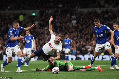 Harry Kane ghi bàn, Tottenham san bằng điểm số với Man City