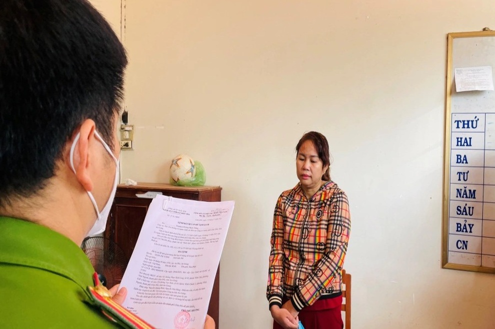 Vụ 1,3 tấn hàng lậu trong nhà: Khởi tố, tạm giam vợ Thượng tá Biên phòng - 1 Vụ 1,3 tấn hàng lậu trong nhà: Khởi tố, tạm giam vợ Thượng tá Biên phòng - 1