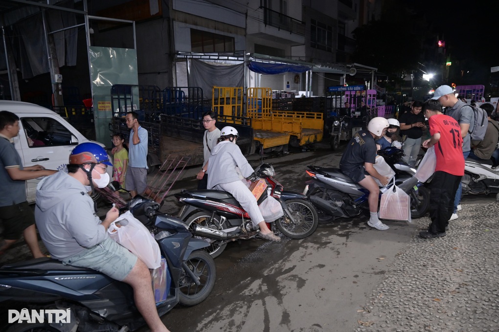 Xuyên đêm đưa hàng cứu trợ từ TPHCM ra vùng lũ miền Trung - 3 Xuyên đêm đưa hàng cứu trợ từ TPHCM ra vùng lũ miền Trung - 3