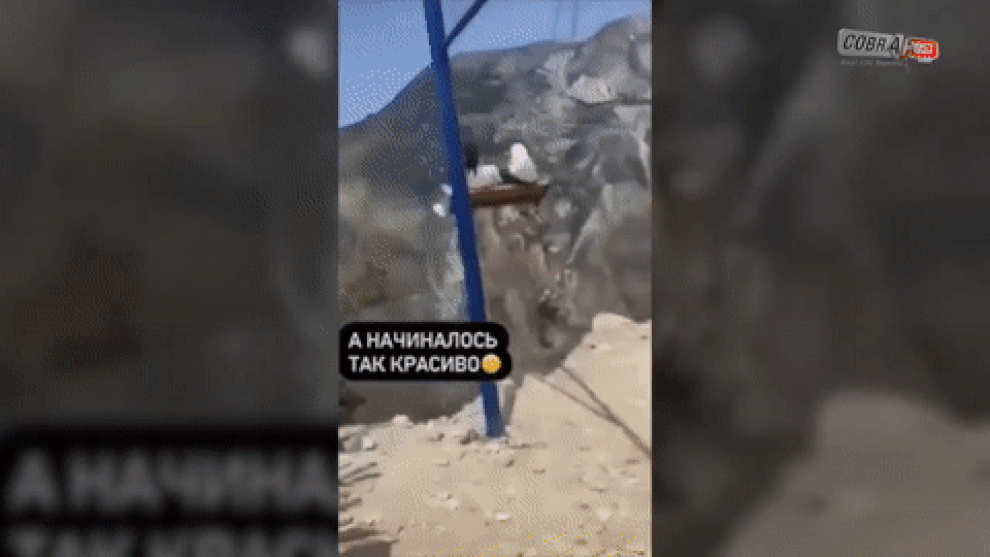 Thót tim cảnh hai cô gái bay khỏi xích đu, rơi xuống vách núi - 1