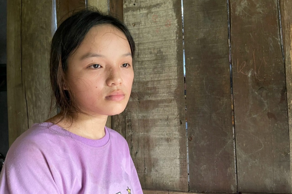 Cô gái lặng lẽ trong ngôi nhà sàn, chờ tin bố mẹ từ tâm dịch Covid-19 - 1 Cô gái lặng lẽ trong ngôi nhà sàn, chờ tin bố mẹ từ tâm dịch Covid-19 - 1