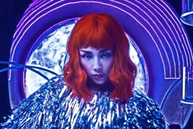 Tóc Tiên đám cưới bí mật vẫn nhá hàng MV “Ngày tận thế”