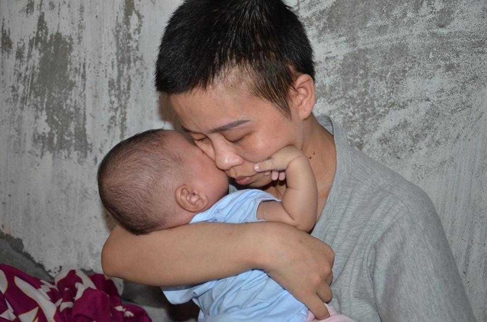 Đau nhói lòng cảnh 2 đứa trẻ song sinh khát sữa bên người mẹ mắc u não - 4 Đau nhói lòng cảnh 2 đứa trẻ song sinh khát sữa bên người mẹ mắc u não - 4