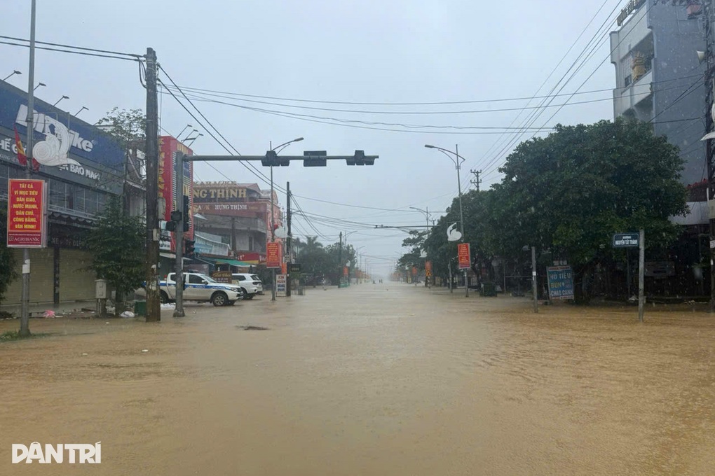 Người dân Lệ Thủy đưa hàng trăm xe máy lên cầu tránh lũ - 1