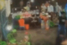 Đôi vợ chồng đi ăn khuya bất ngờ bị nhóm người đánh "hội đồng"