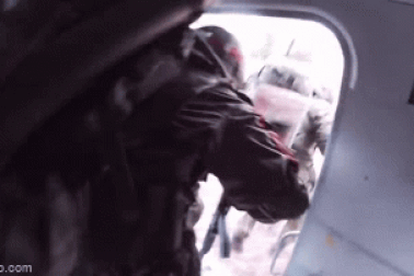 Video lính dù Nga tấn công, giành kiểm soát căn cứ không quân Ukraine