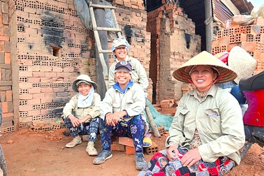 Kon Tum: Nhọc nhằn phận đời nữ phu gạch