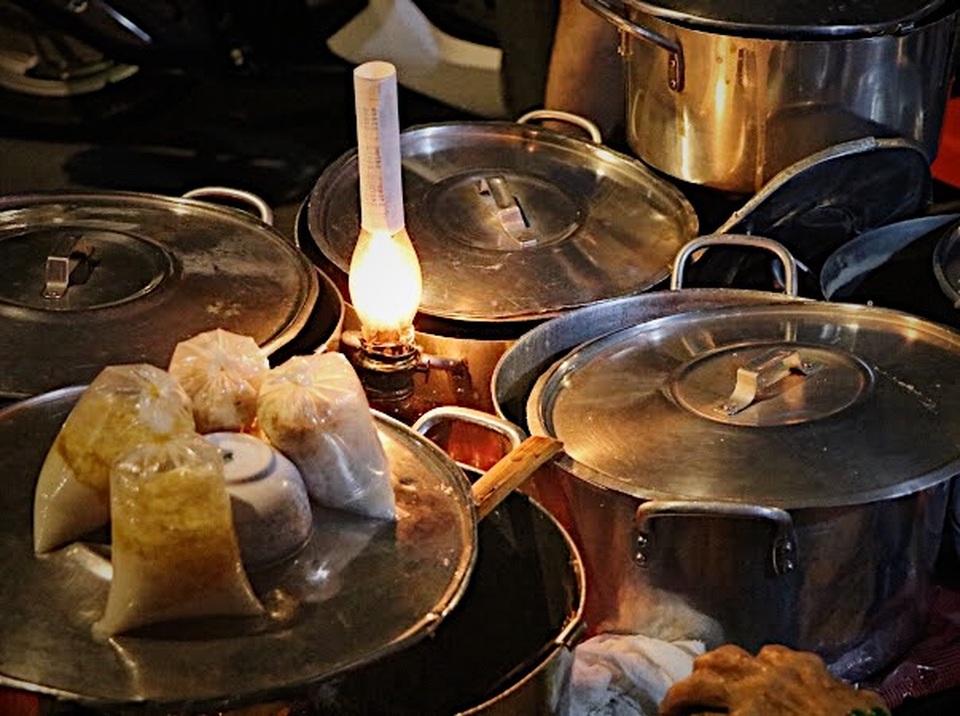 Cụ bà, nồi chè và gần 50 năm tuổi nghề nơi vỉa hè Sài Gòn - 1 Cụ bà, nồi chè và gần 50 năm tuổi nghề nơi vỉa hè Sài Gòn - 1