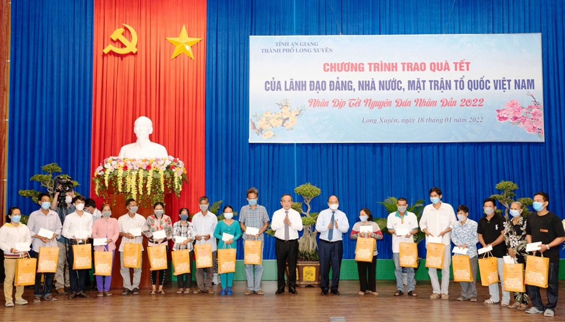 Chủ tịch nước tặng quà Tết gia đình chính sách, người lao động - 2 Chủ tịch nước tặng quà Tết gia đình chính sách, người lao động - 2