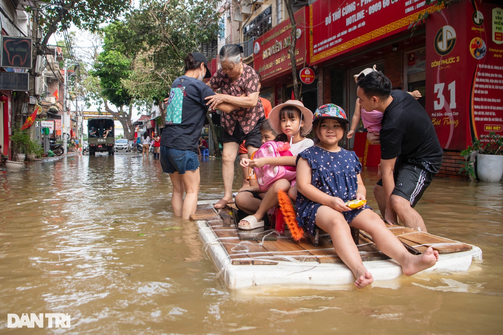 View - Hà Nội: Làng gốm Bát Tràng chìm trong biển nước | Báo Dân trí