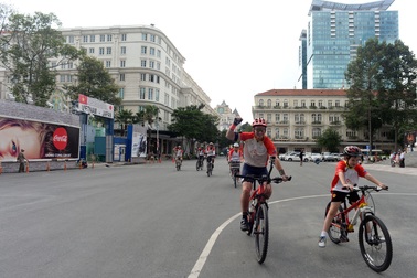 "Ông Tây" đạp xe xuyên Việt gây quỹ giúp trẻ em Việt Nam phẫu thuật tim