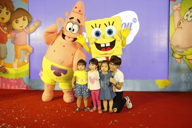 Fan nhí thích thú trước hai nhân vật hoạt hình SpongeBob và Patrick