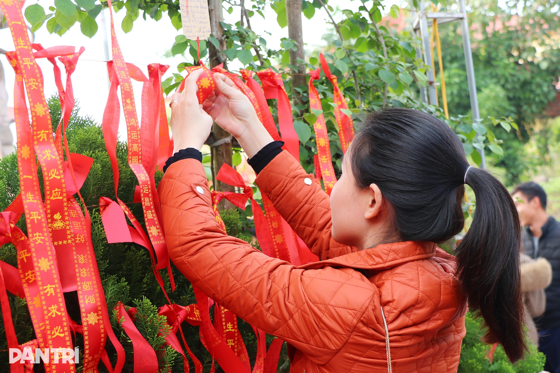 Nắng đẹp, thiếu nữ xúng xính áo dài vãn cảnh chùa ngày đầu năm - 4 Nắng đẹp, thiếu nữ xúng xính áo dài vãn cảnh chùa ngày đầu năm - 4