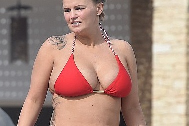 Béo tròn, ca sỹ Anh vẫn tự tin diện bikini