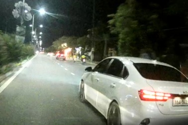 Khởi tố tài xế "đánh võng" ô tô, chửi bới giữa đường