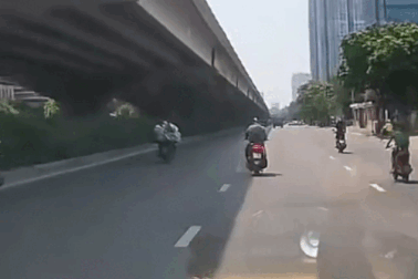 Xe máy chuyển 3 làn đường liên tiếp, tạt xe khác ngã văng gần chục mét