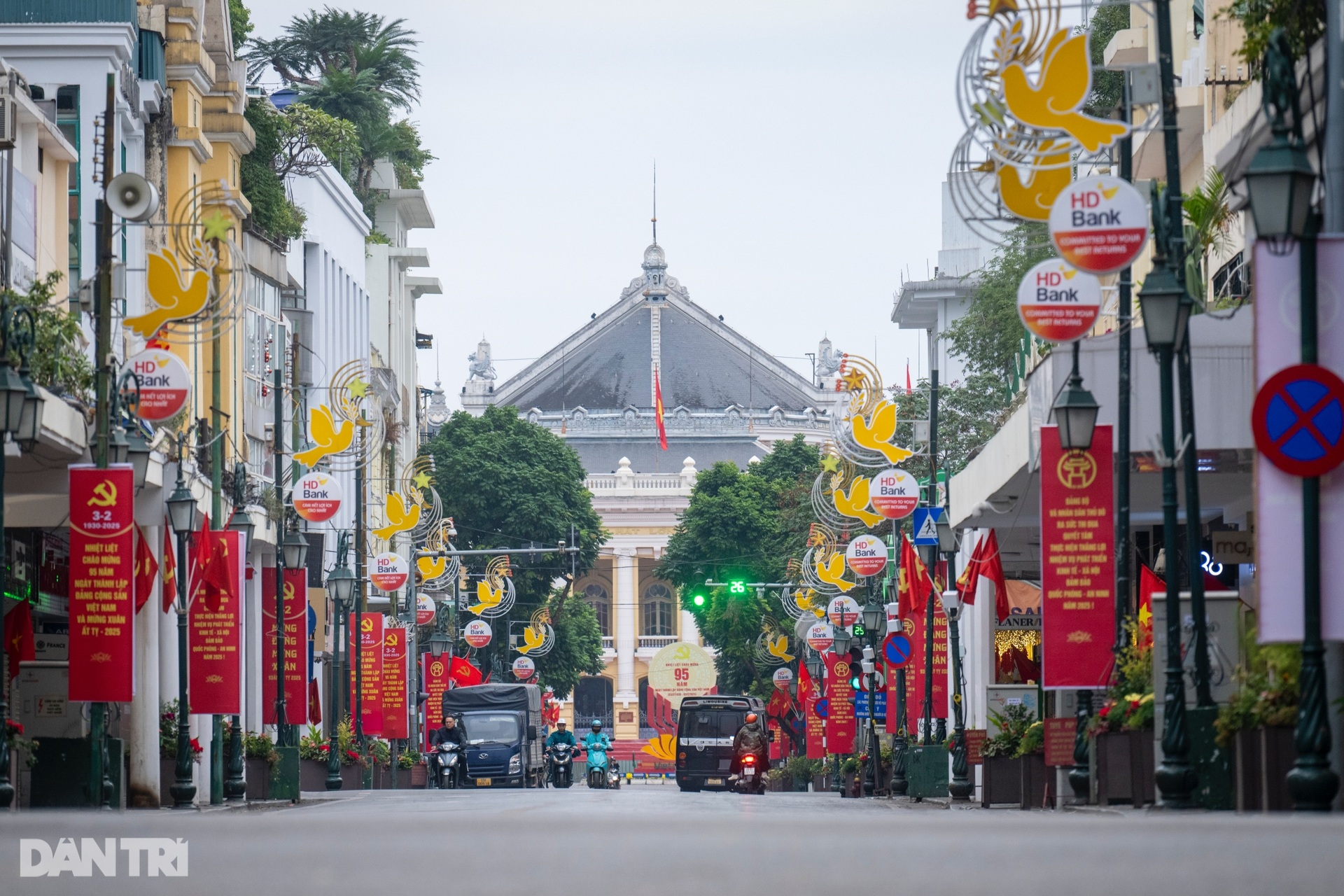 Giao thông Hà Nội thông thoáng, người dân thảnh thơi đi sắm Tết - 4 Giao thông Hà Nội thông thoáng, người dân thảnh thơi đi sắm Tết - 4