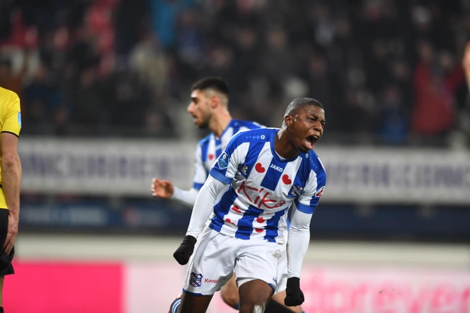 Hậu vệ trái Heerenveen ghi bàn giúp đội nhà giành 1 điểm - 2 Hậu vệ trái Heerenveen ghi bàn giúp đội nhà giành 1 điểm - 2