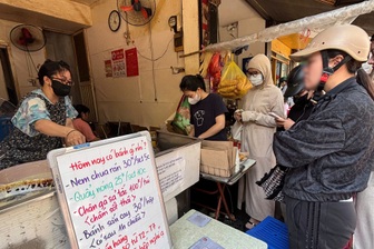 Quán bánh chuối gây tranh cãi ở Hà Nội, chưa tới giờ bán, khách vẫn cố chờ