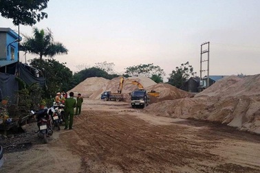Ninh Bình: Chủ tịch huyện “vi hành” bắt quả tang bãi cát “lậu” hoạt động chui!