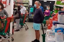 Tổng thống Bồ Đào Nha xếp hàng trong siêu thị