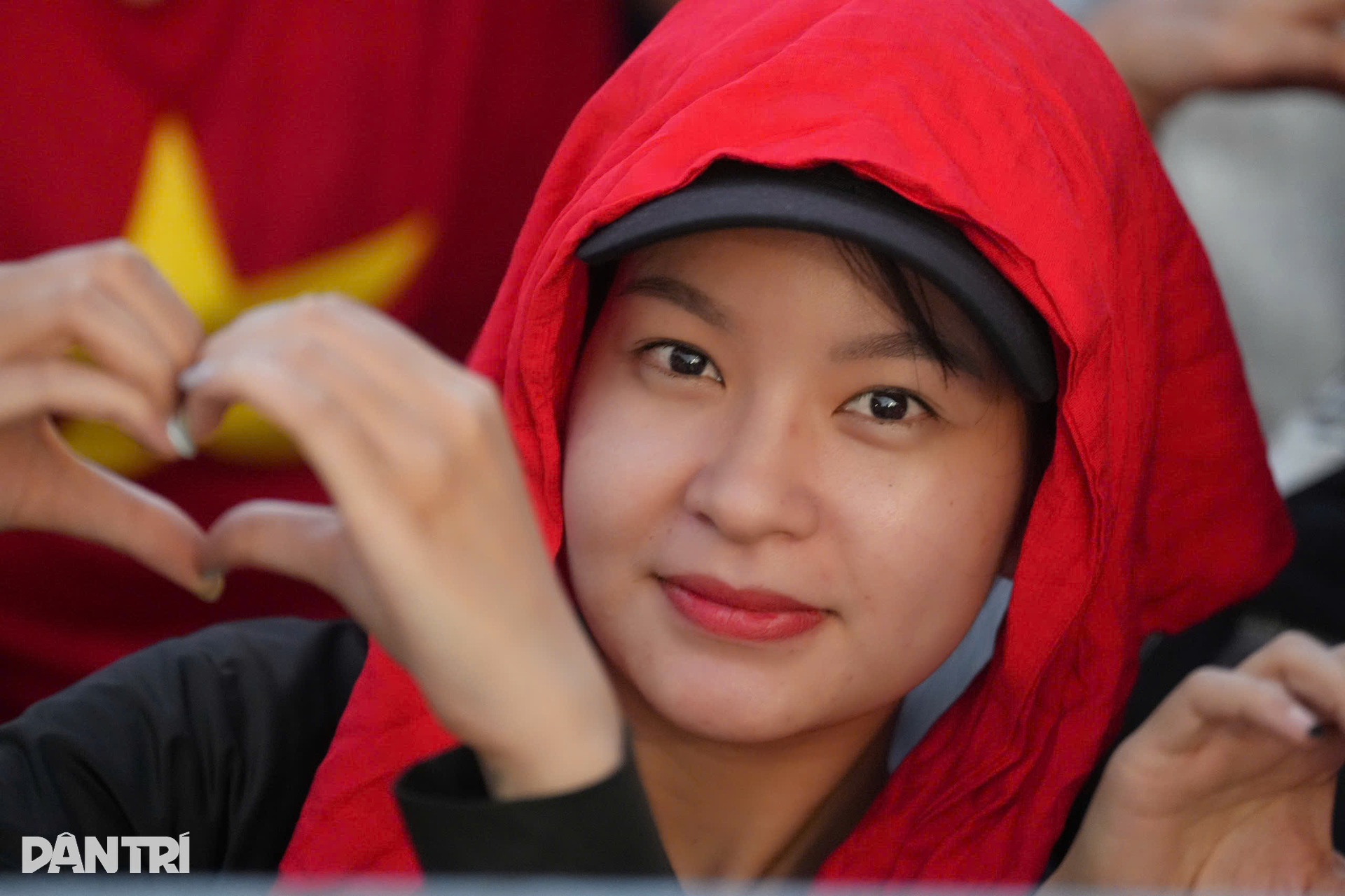 Nhiều hot girl đổ dồn về Quảng trường Ba Đình chờ xem lễ diễu binh - 7 Nhiều hot girl đổ dồn về Quảng trường Ba Đình chờ xem lễ diễu binh - 7
