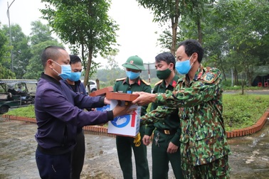 Nhóm bạn trẻ chế tạo máy rửa tay tự động tặng các khu cách ly