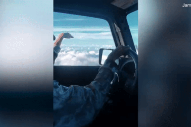 Chiếc ô tô bay lơ lửng giữa tầng mây thu hút hơn 7 triệu lượt xem