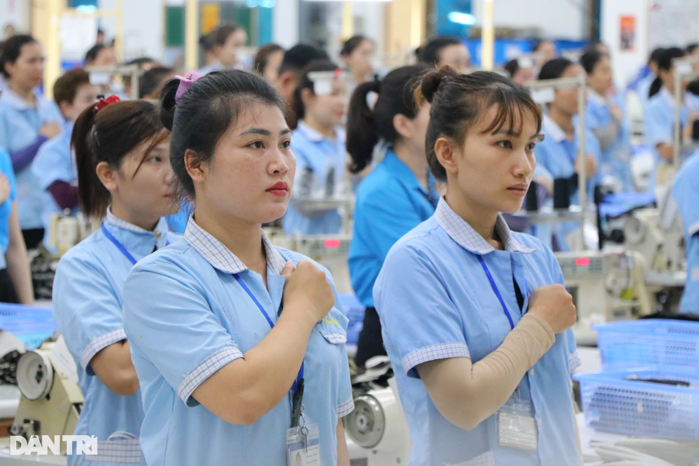 Hàng trăm nghìn công nhân đồng loạt thực hiện nghi thức đặc biệt đầu tuần - 2 Hàng trăm nghìn công nhân đồng loạt thực hiện nghi thức đặc biệt đầu tuần - 2