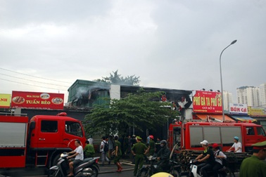 Hà Nội lửa thiêu rụi bên trong showroom ô tô nhập khẩu