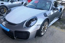 Mới đầu năm, ô tô sang, siêu sang đã ùn ùn đổ về Việt Nam