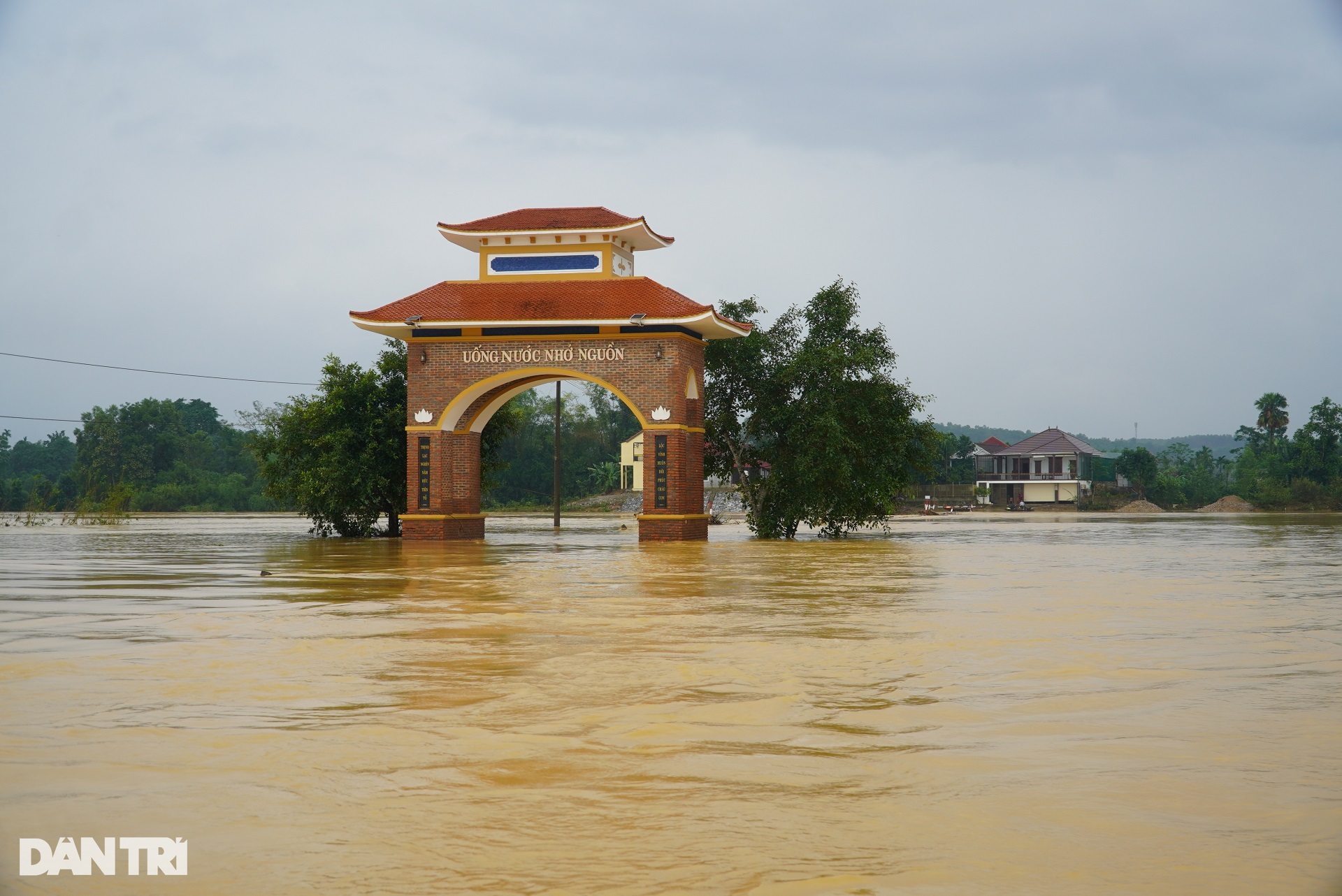 Nỗi đau vùng lũ: Chờ nước rút tiễn người quá cố, nhiều trẻ lâm cảnh mồ côi - 2