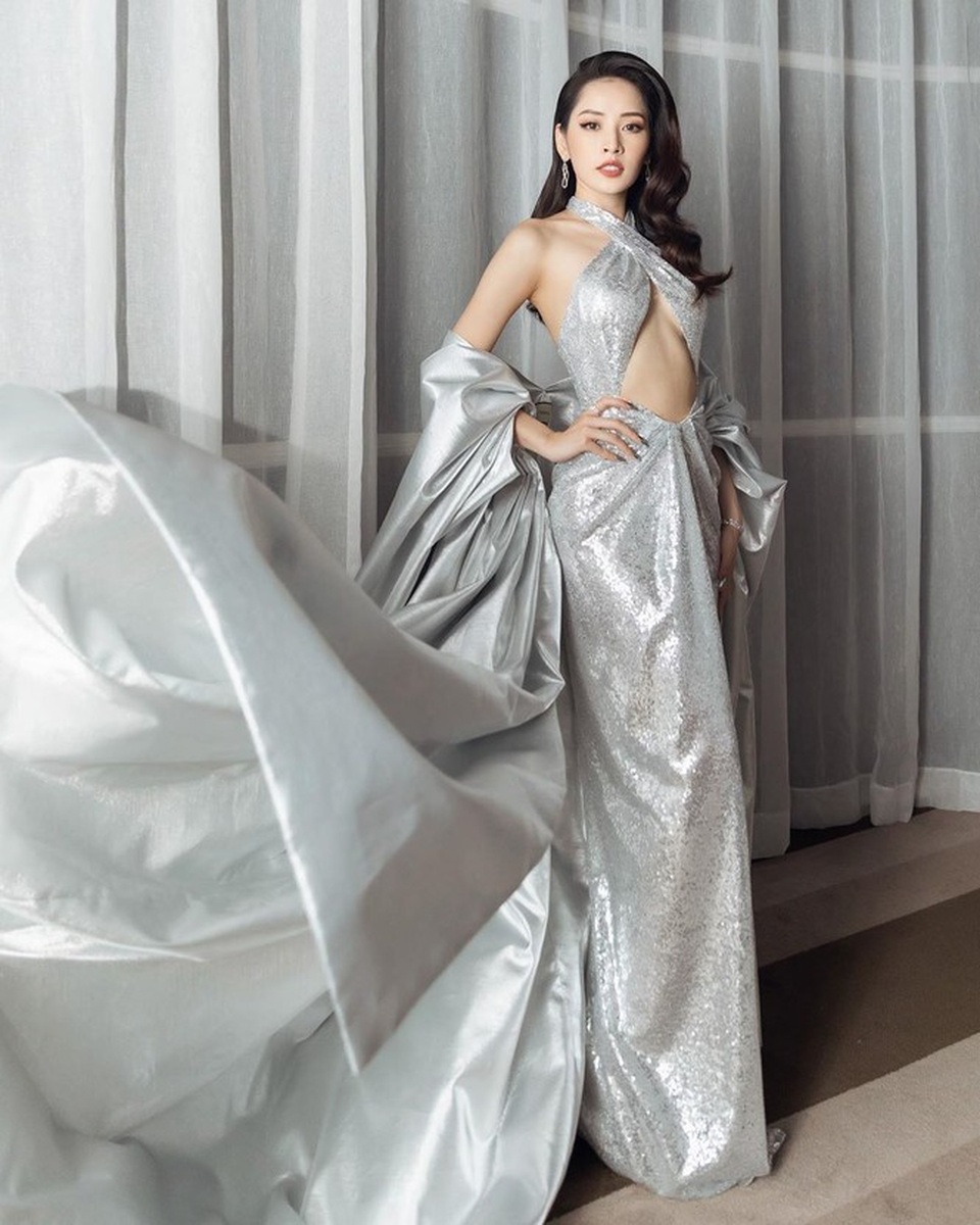 Chi Pu “đốt mắt” với đầm cắt xẻ táo bạo, vòng một không nội y - 2 Chi Pu “đốt mắt” với đầm cắt xẻ táo bạo, vòng một không nội y - 2