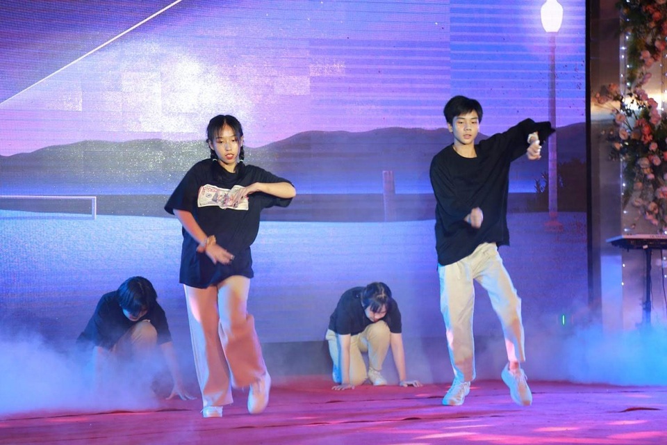 Bùng cháy trong bữa tiệc âm nhạc của học sinh trường chuyên sư phạm - 1 Bùng cháy trong bữa tiệc âm nhạc của học sinh trường chuyên sư phạm - 1