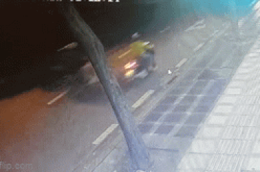 Hai thanh niên cướp xe máy bán lấy tiền trả nợ cá độ bóng đá