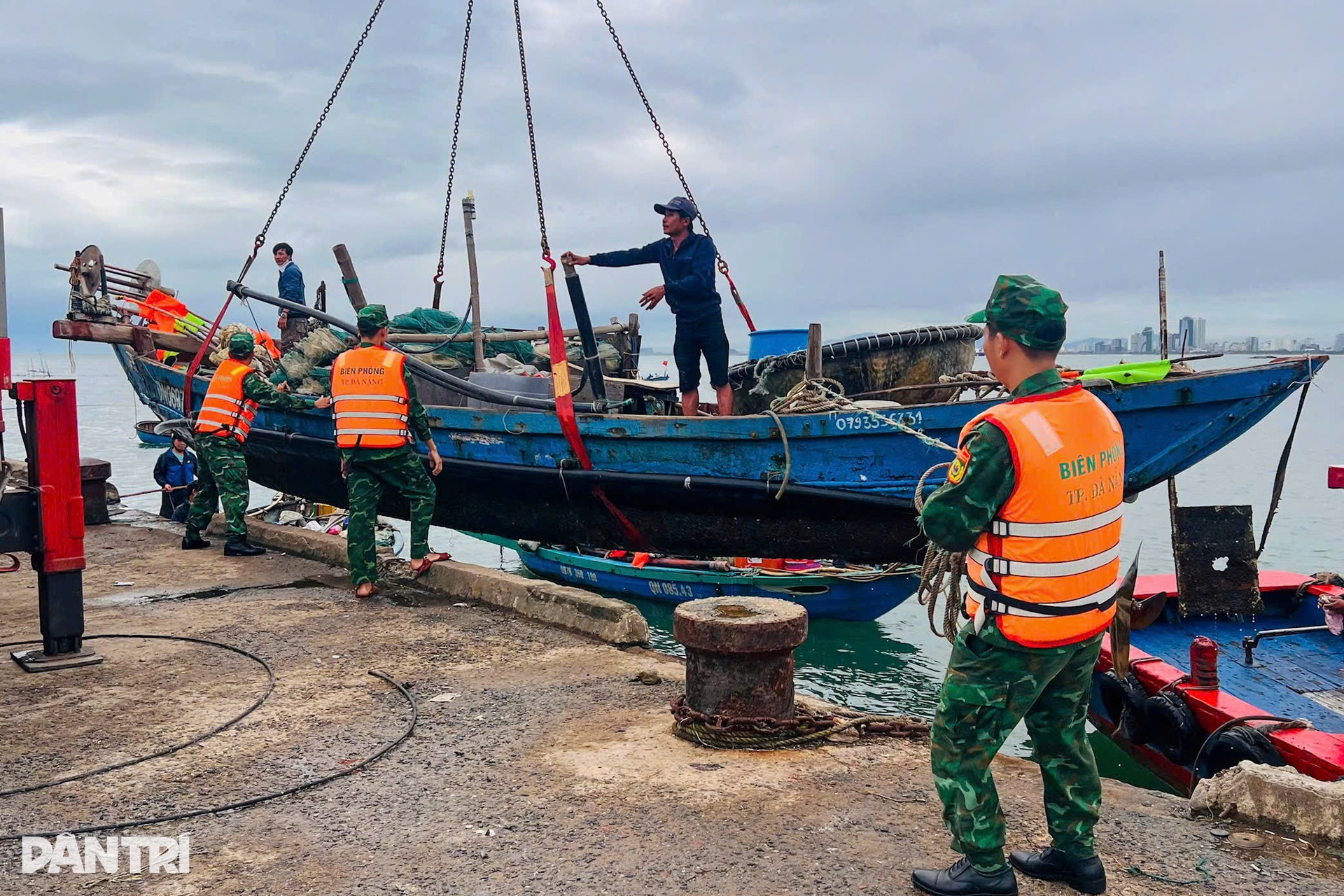 Ngư dân miền Trung cẩu thuyền, bộ đội giúp dân dời nhà tránh bão Kalmaegi - 2 Ngư dân miền Trung cẩu thuyền, bộ đội giúp dân dời nhà tránh bão Kalmaegi - 2