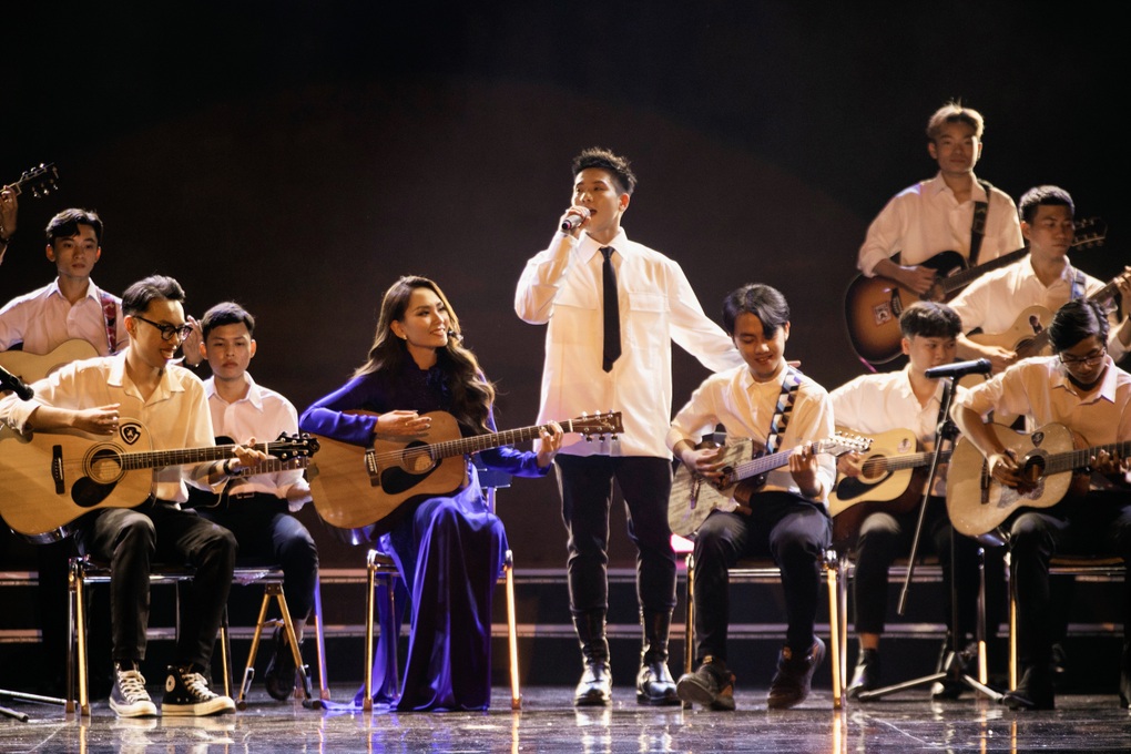 Hoa hậu Mai Phương gây ấn tượng khi đánh đàn guitar, song ca cùng Quân A.P - 7 Hoa hậu Mai Phương gây ấn tượng khi đánh đàn guitar, song ca cùng Quân A.P - 7