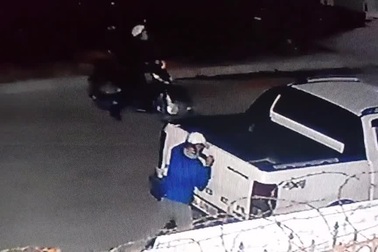 Táo tợn vụ trộm logo ô tô dù tài xế vẫn còn ngồi bên trong xe